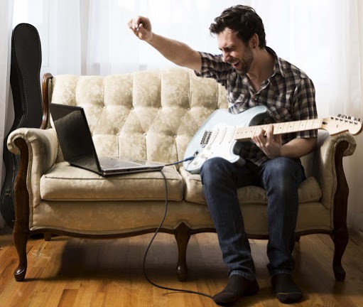 Gitarrist mit Stratocaster freut sich über seinen online erworbenen Bachelor Musikstudium Abschluss der New Music Academy.